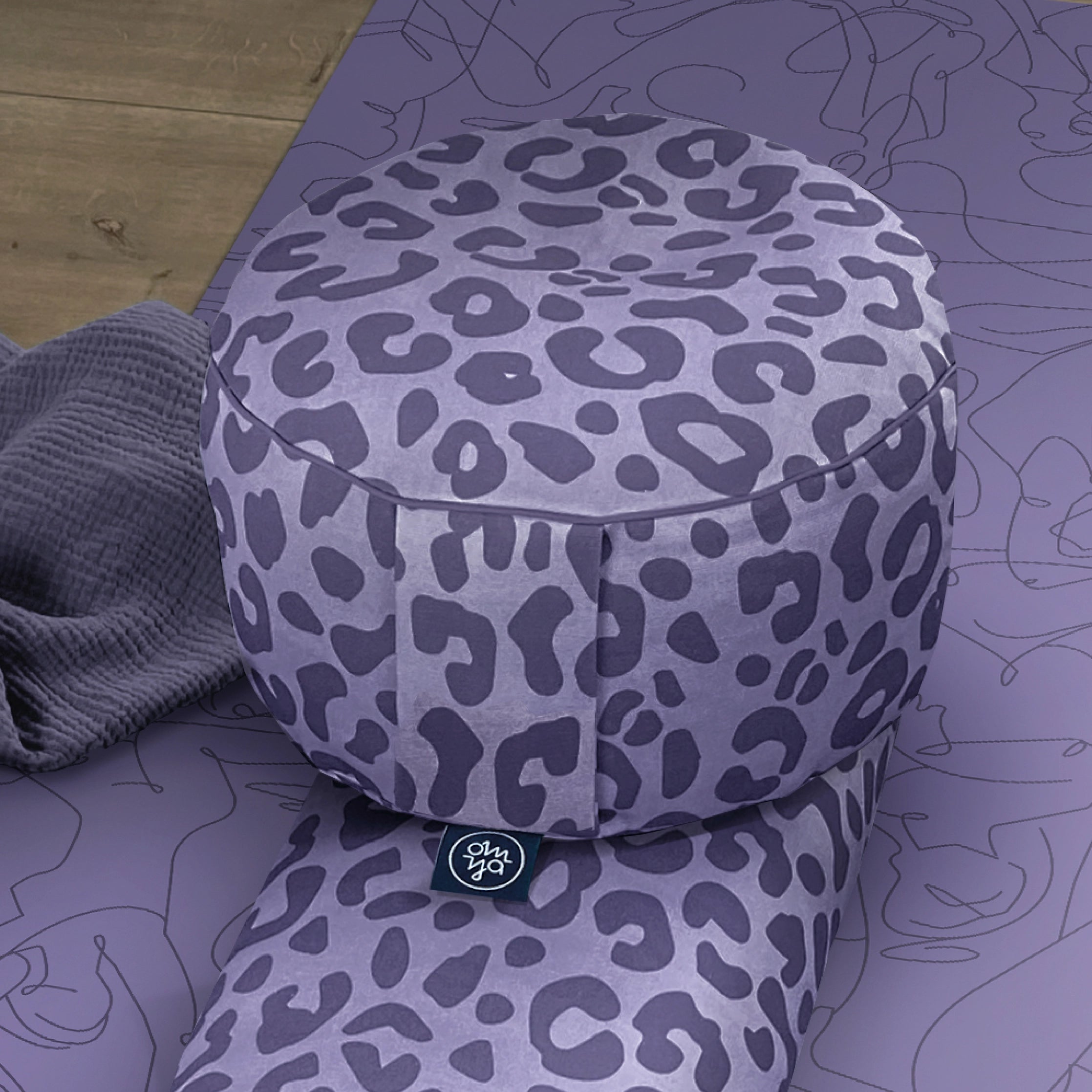 Design yoga pillow - Lavender Leo