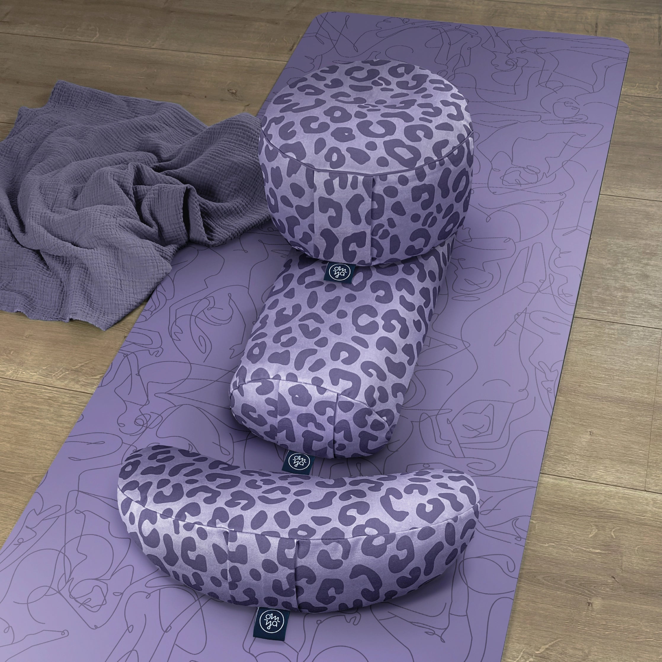 Design yoga pillow - Lavender Leo
